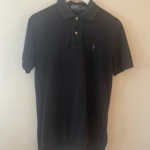 Ralph lauren piké  - Väldigt snygg Ralph lauren piké, säljer den för endast 250kr, skick 8/10