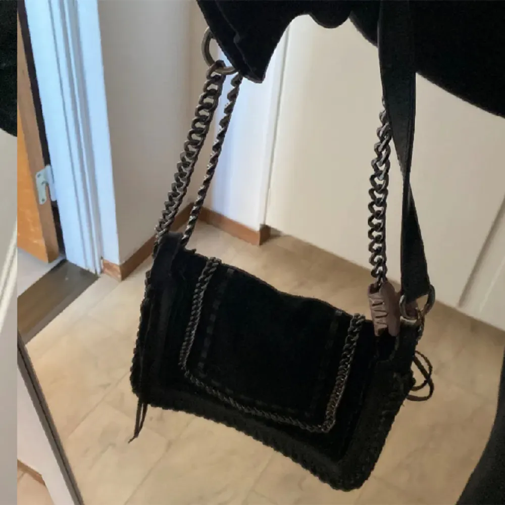 Säljer denna fina väska från zara. Passar till allt speciellt nu till våren. Får plats med det viktigaste. Skitsnygg 💕 lite rost men inget som märks . Laukut & Käsilaukut.