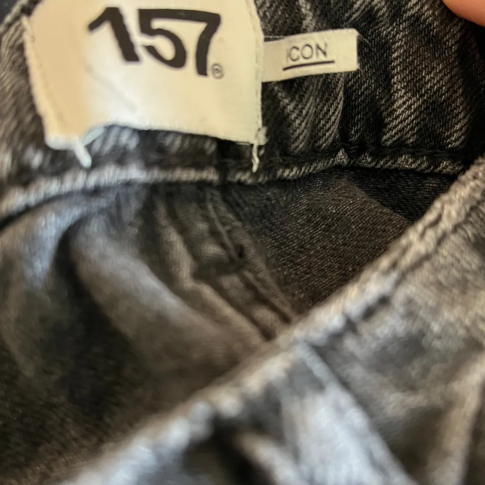 Jeans ”icon” från lager 157, använda några gånger, lite slitna vid midjan och längst ner på byxorna🩷 Säljs pågrund av att de är försmå, meddela mig vid intresse, köparen står för frakten🩷Nypris 150kr. Jeans & Byxor.