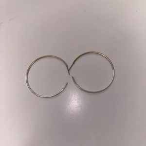Örhängen  - Halvsilvrig/guldiga hoops som har används några gånger. Rengör alla smycken innan jag skickar dem!!