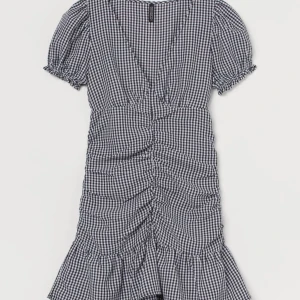 Rutig klänning  - Rutig klänning från hm storlek 38 men liten i storlek☺️