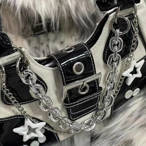 Väska - En lite mindre axelväska, första bilden från hemsidan, ser likadan ut i verkligheten förutom den tjocka kedjan på. Väskan har detaljer som fina knappar och stjärnor ❤️❤️