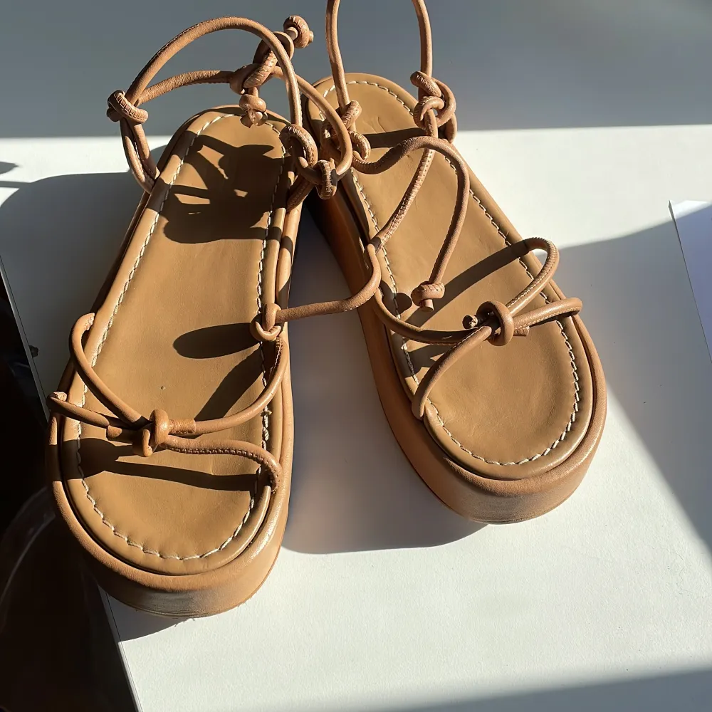 Säljer ett par jättefina platå sandaler från flattered. Perfekt till sommaren! Orginalpris 1900 köpta 2023, används fåtal gånger inomhus.. Skor.