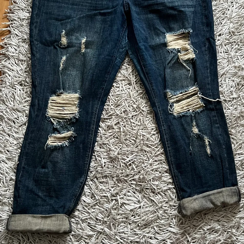 Säljer nu mina ripped jeans som är använda få gånger! De är storlek 2x (46 ca)x De tvättas och stryks innan de skickas!. Jeans & Byxor.