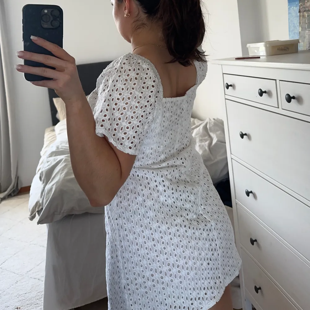 En söt vit klänning som aldrig kommit till användning 🩷. Klänningar.