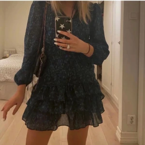 Blå grön klänning - Super snygg klänning köpt på zalando! Jag köpte den med ett ny pris på runt 600 tror jag😅. Inga defekter använd 2 ggr! 