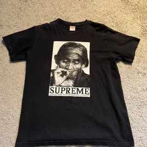 Supreme Aguilla Tee - Supreme aguilla tee  Skick: 7/10, crackings finns men inga fläckar eller liknande  Storlek: M, tts Limiterad upplaga 2019  Hmu med frågor