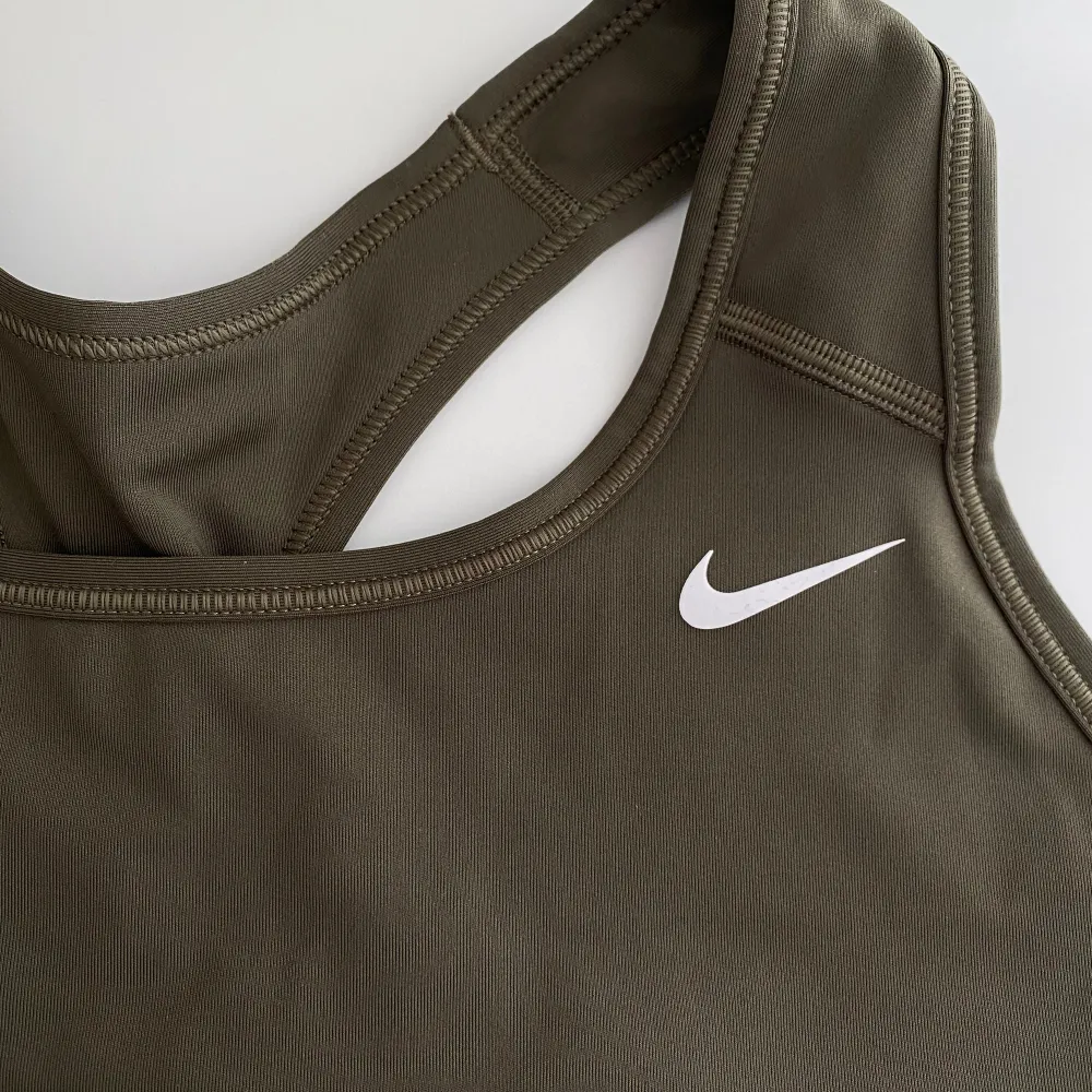 Nike sport-bh i nyskick, endast använd en gång! Säljer pga fel storlek. Kunde inte hitta samma modell eftersom den är köpt i butik men det är samma färg som på sista bilden! ❤️. Sport & träning.