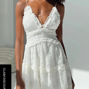 Sommarklänning  - Supersöt klänning från princess polly med justerbara axelband, helt oanvänd med lapparna kvar 💕säljer då den inte kommer till användning, skriv för fler bilder