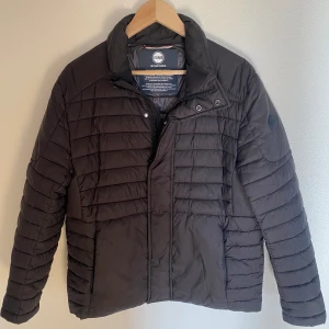 Colmar jacka - En helt ny colmar jacka i storlek S men är stor i storleken så skulle mer säga M. Nypris 4999kr, skick 10/10. Pris går att diskutera ✅