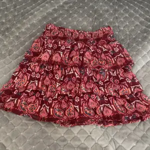 Superfin kjol från Lindex som jag köpte förra sommaren. Inte så värst mycket använd så i bra skick💗 Kom privat för fler bilder!
