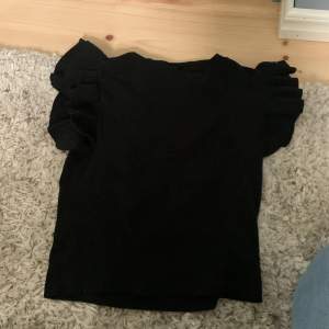 Jag säljer denna svarta volang tröjan från Gina Tricot i svart i st 158/164 den sitter jätte fint på och är i ny skick 👌🏻👌🏻🥰