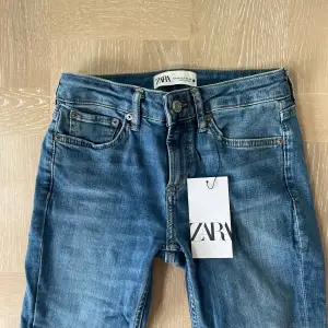 Säljer dessa helt nya low waist bootcut jeans från zara i färgen indigo, alla lappar kvar! Storlek 34💕 nypris 400