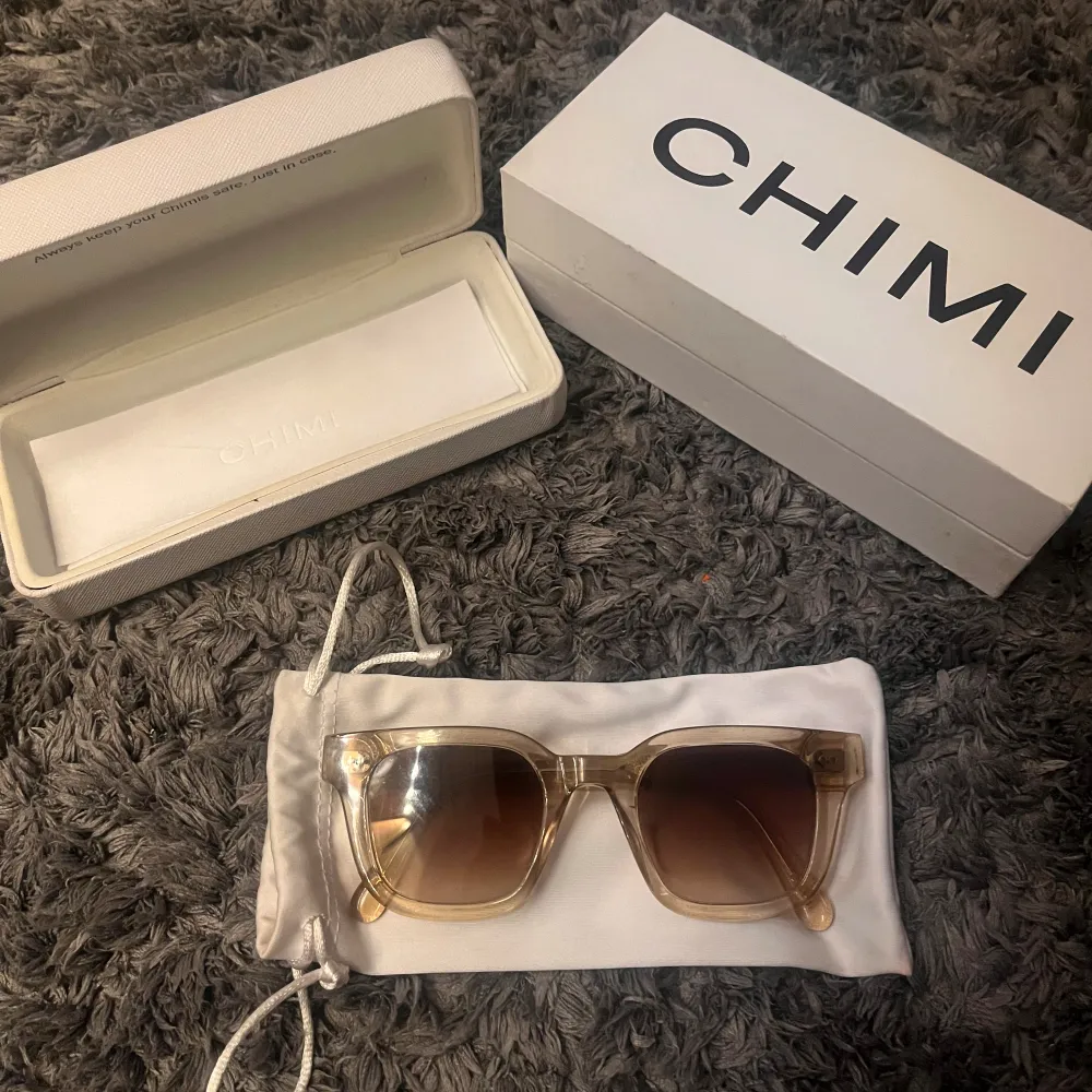 Säljer nu dessa snygga solglasögon ifrån Chimi! Dem är sparsamt använda och har inga defekter💕💕. Accessoarer.