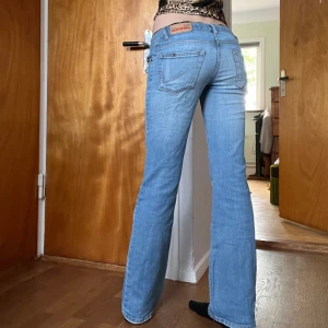 Bootcut jeans - Säljer dessa så snygga bootcut jeansen från only!! De är i secondhand skick. Dem är lite slitna på både back och framfickorna och lite nere vid benen🌸🌸skriv för bilder💕