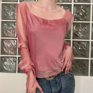 Rosa blus - Min favvo topp!!! Den förtjänar en ny ägare🥹 Det är en rosa blus med knytdetaljer på armarna som man kan justera lite hur man vill🌸🎀 Alltid fått komplimanger för denna!!!