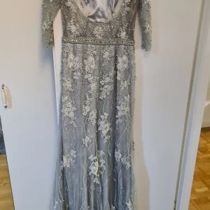 Klänning  - Mycket fin klänning från edessa .