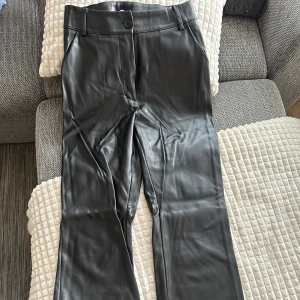 Skinnbyxor ifrån madlady  - Storlek: 36 Skick: ser helt nya ut Modell: bootcut, mid-rise