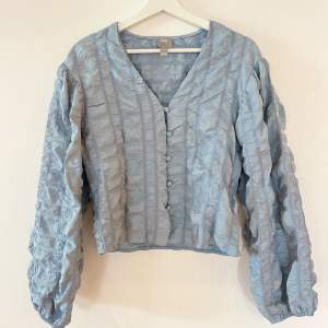 Jättefin blå blus med balongärmar från Asos 💙Nypris: 699 kr, Mitt pris: 250 kr