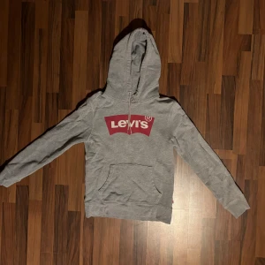 Grå Levis hoodie - Grå levis hoodie i storlek XS. Väl använd men i mycket bra skick.