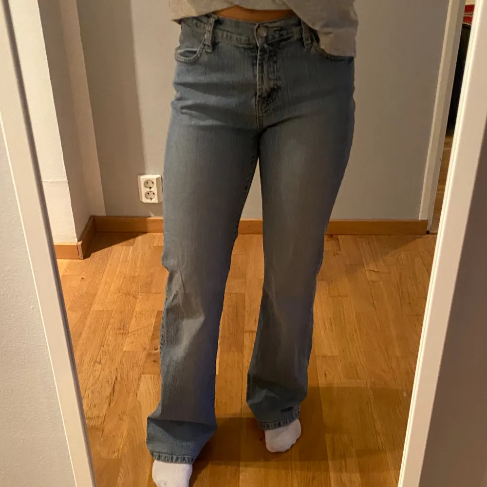 Lågmidjade jeans i väldigt bra skick med bootcut modell. Innerbenslängden är 75cm och midjemåttet 34🫶🏼. Jeans & Byxor.