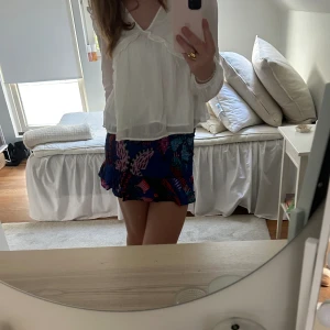 Kjol - Jätte fin tajt kjol med volang i slutet perfekt till sommaren!