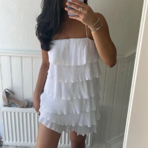 Sommarklänning - Säljer min fina klänning!! Köpt här på Plick, har själv aldrig använt den och bilderna kommer från förra ägaren💕har inga defekter och passar perfekt till student och sommar!