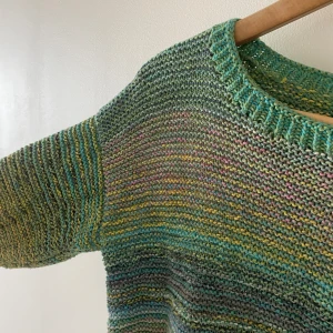 Virkad tröja - Så gullig virkad tröja. Lite svårt att avgöra storlek då den är handgjord men skulle tro att det är en S/M. 🫶🏼