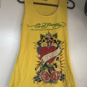 Ed hardy linne - Assnyggt ed hardy linne me rhinestones! storleken e Xl men skulle säga att den passar s/m. Säljer för 200 men går o diskutera. Färgen pånlinnet förändrades lite på bilden så den e lite gulare i verkligheten men kontakta gärna för mer bilder eller i