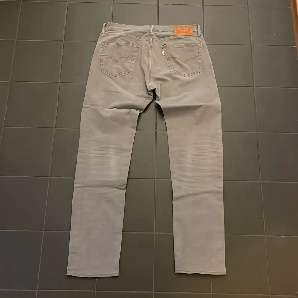 Feta,stiliga och clean Levis 511 i perfekt skick, inga skador! Riktigt grischiga med slim passformđŸđŻ Nypris varierar mellan 600-1000, mitt pris 300!. Farkut & Housut.