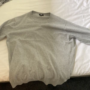 Grå Sweatshirt, L - En grå sweatshirt i storlek L från Uniqlo som jag aldrig använt, inga defekter och snygga detaljer vid ärmarna