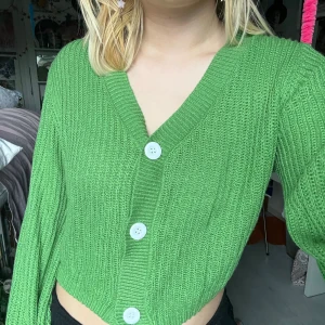grön stickad kofta  - simpel grön stickad kofta! ˚₊‧꒰ა ☆ ໒꒱ ‧₊˚