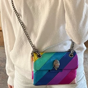 KURT GEIGER VÄSKA 🩷 - Såå cool Kurt geiger väska köpt 2021 men i bra skick köpt för ca 2800 på fjärde bilden kan man se en skada men det är verkligen inget man ser! Så fin till sommaren❤️PRIS KAN ALLTID DISKUTERAS !!