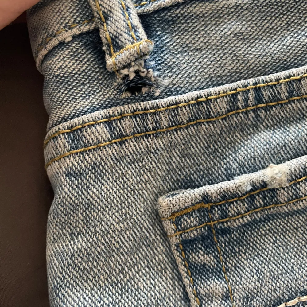 Jättefina jeansshorts från Levi’s💕 Köpt av en tjej på plick men var försmå. Midjemåttet är 38 cm (rakt över). Endast testade. Har ett litet hål vid en av bälteshällorna men är i jättebra skick! De första 3 bilderna är lånade av förra ägaren💗. Shorts.