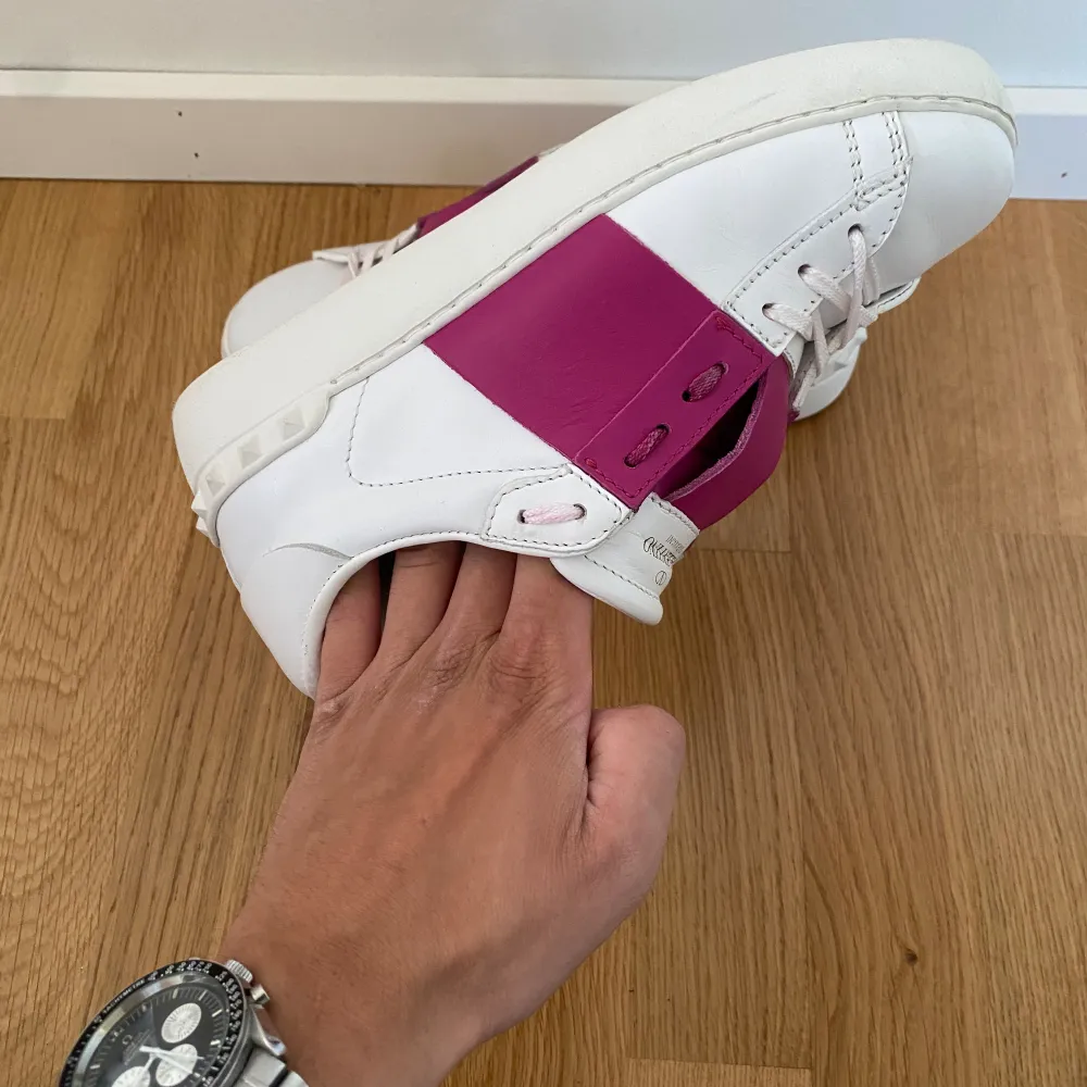 Säljer nu dessa snygga valentino open sneakers | Storlek 38 | Nyskick | Kommer med kvitto | Hör av er vid frågor. Skor.