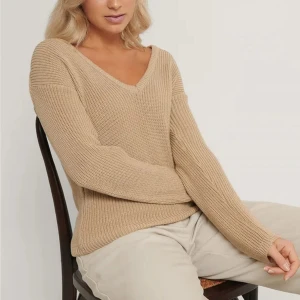 Stickad tröja med v-ringning  - Säljer denna tröja från NA-KD •Storlek XXS men är som XS/S •Nyskick