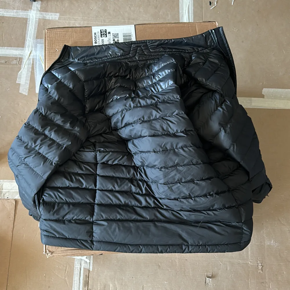 Säljer nu en vår jacka som kommer från J.lindberg. Säljer jackan för den är för liten. Inga skador på jackan.  Pris kan diskuteras! . Jackor.