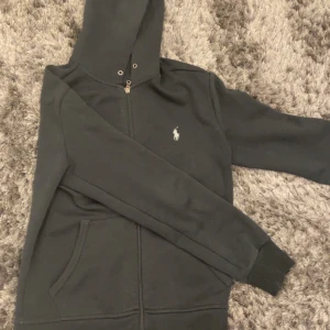 Polo zip hoodie  - Tjena, jag säljer min raplh Lauren\ polo kofta då den inte längre används, koftan är i bra skick o redo för att börja användas igen. Passar bra för alla runt 170cm