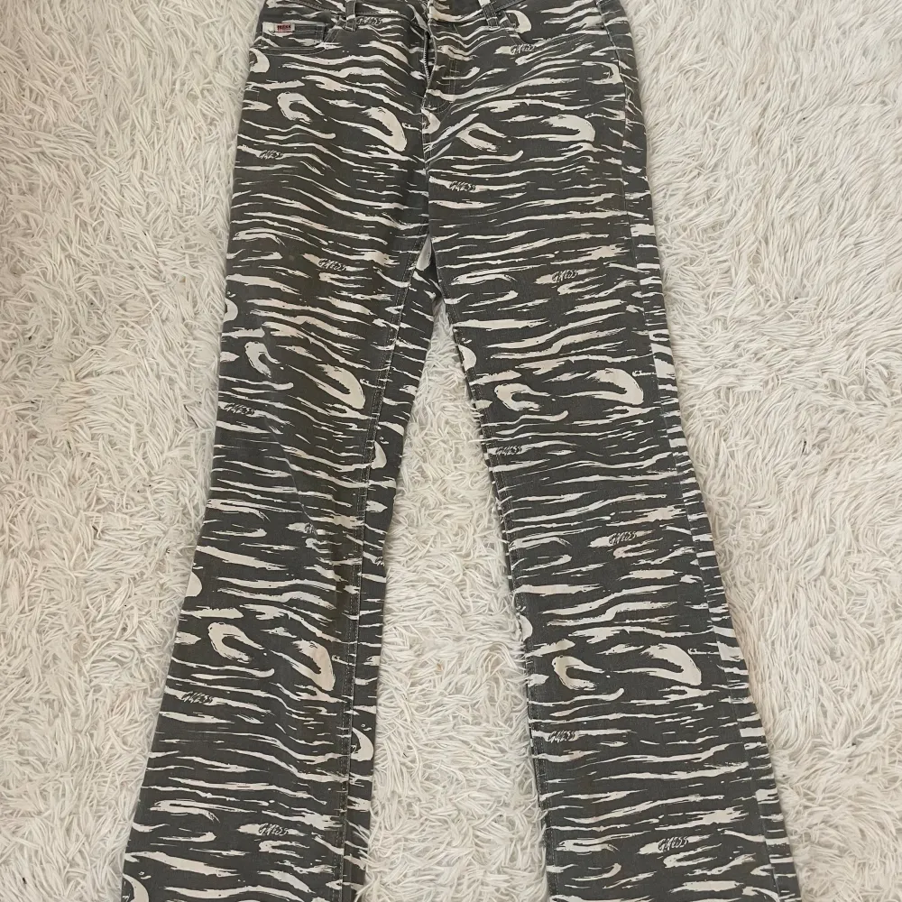 Zebra jeans från guess. Nästan helt nya har använt 2 gånger. Dom är i stolek 28. Dom är även sprättade där nere!!💞🔥ny pris 1300.🙏. Jeans & Byxor.