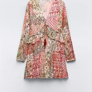 Mönstrad klänning från Zara i stl M! Helt ny med prislapp kvar!  