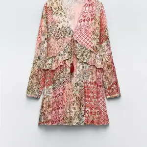 Mönstrad klänning från Zara i stl M! Helt ny med prislapp kvar!  