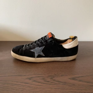 Golden Goose - Golden Goose Skor. Skicket är riktigt bra utom sulan som varit sönder men reparerad på några ställen (kolla sista bilden). Storlek 45 passar också 45,5. Inget og ingår. Skorna har mycket liv kvar i sig. INGA BYTEN TAS EMOT! 