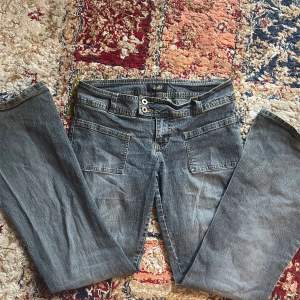 Väldigt snygga vintage jeans som sitter perfekt på! Midjemått: 40 cm (stretch) innerbenslängd: 76 cm <3