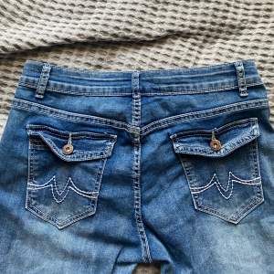 Säljer dessa mörkblåa Bootcut jeansen. De är utsydda från skinnet jeans. Snygga fickor och lågmidjade😍😍