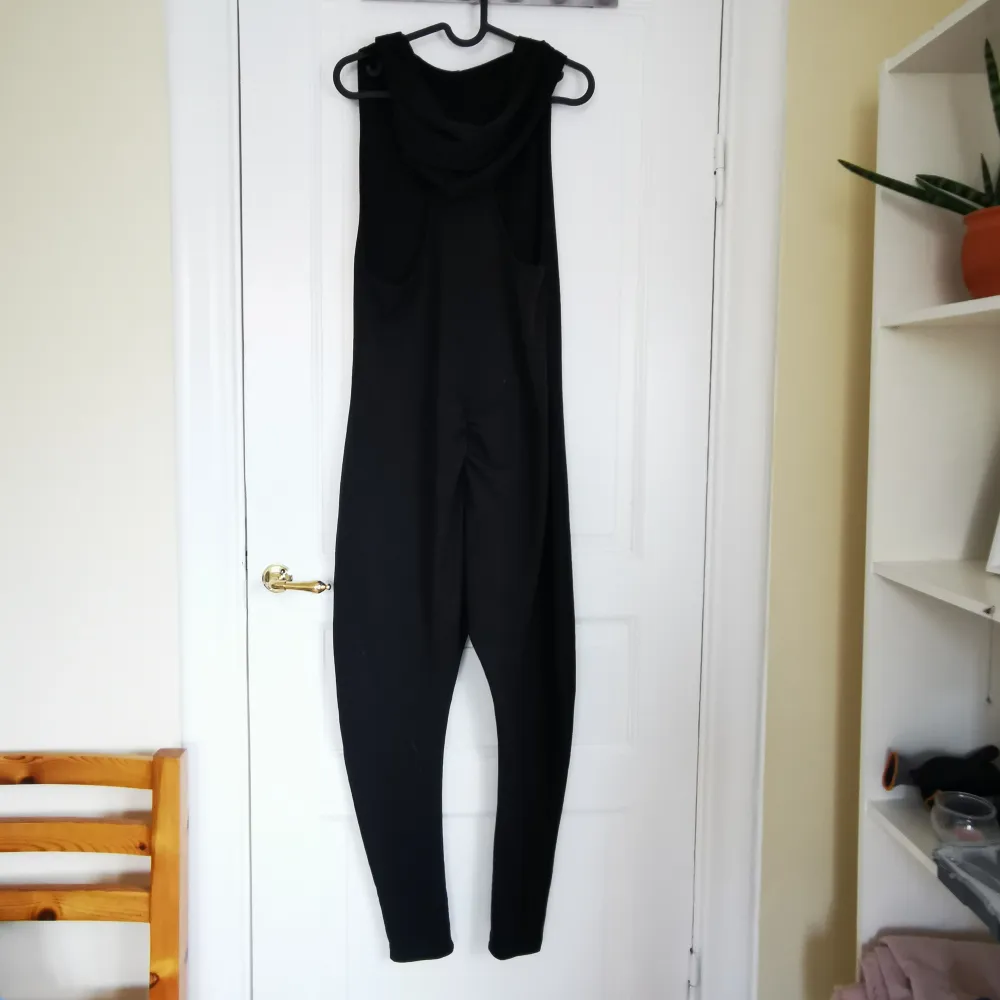 Jumpsuit from Cute Bootie. Size L, but it also fits a M. It has a hoodie, a frontal pocket and its classic bootie effect (always fits perfect!). Worn few times. Jeans & Byxor.