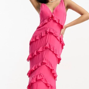 rosa maxiklänning!!🌸🩷🪄 - säljer denna super fina klänning, då jag beställde två!!🩷 nypris var 1209kr men kan tänka mig att sälja den mycket billigare🩷klänningen är aldrig använd och prislappen är kvar, jag brukar ha storlek 38 så klännigen är liten i storlek!!🩷