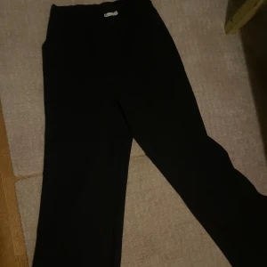 Byxor Nelly - Jättefina vanliga byxor från Nelly. Helt oanvända och i fint skick. Storlek M. Säljer för 200+ frakt. Skicka meddelande vid intresse🥰🥰