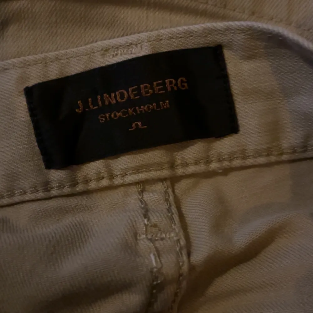 Byxan är i bra skick, inte använd mycket. Passar inte mig längre då jag säljer.  Nytt par från J.Lindeberg kostar över 1000kr. Mått: 31/32 Kunde hitta nån storlek . Jeans & Byxor.