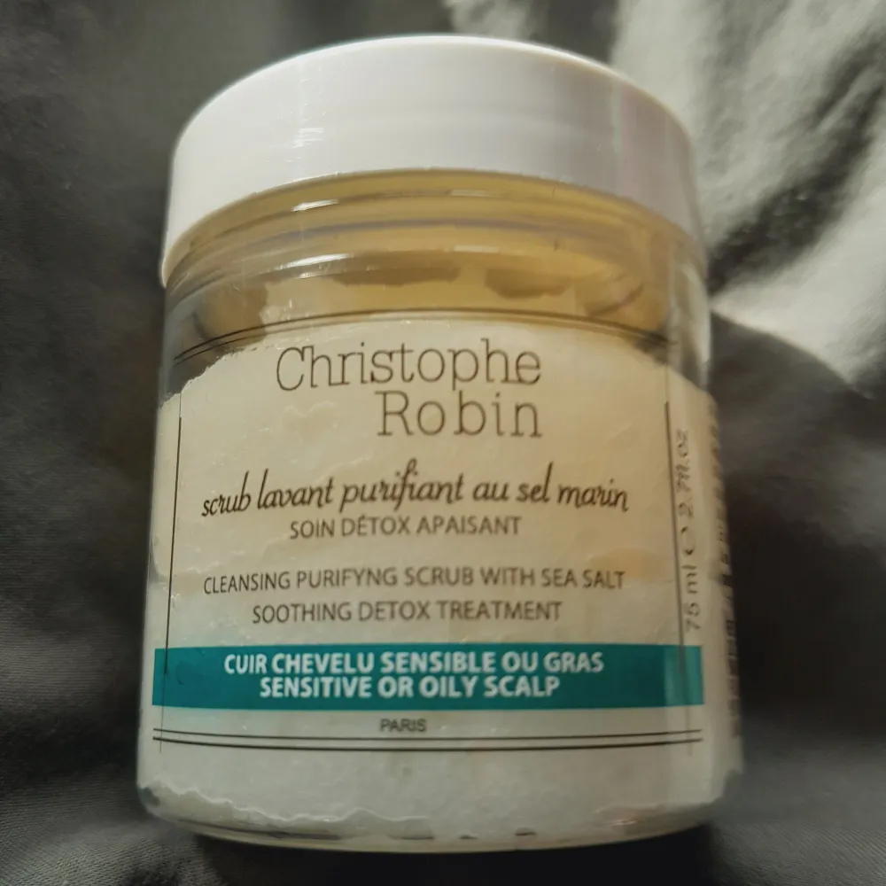 Christophe Robin - Cleansing Purifying Scrub with Sea Salt, 75 ml. Nypris 194 kr. 🤍Fuktgivande pasta, idealisk för detox 🤍Stimulerar hårbotten genom att tillföra mineralsalter 🤍Hårbotten lugnas ner och du slipper klåda 🤍Balanserar känslig/fet hårbott. Övrigt.