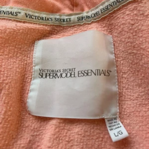 En riktig Victoria secret tjocktröja - En tjocktröja ifrån Victoria secret, den är peach färgad och är väldigt fin💗💗